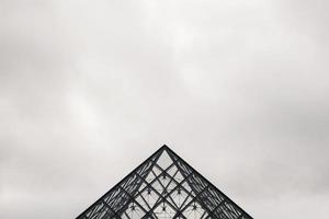 paris, frança, 2018 - vista na pirâmide do louvre em paris, frança. pirâmide foi concluída em 1989 e tornou-se um marco da paris foto