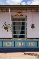 guatape, colômbia, 2019 - detalhe da fachada colorida do edifício em guatape, colômbia. cada prédio da cidade de guatape possui ladrilhos de cores vivas ao longo da parte inferior da fachada. foto