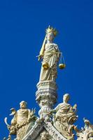 estátuas de mármore no topo da basílica e da catedral de san marco em veneza, itália foto