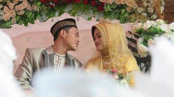 cianjur regency west java indonesia em 15 de junho de 2021 - um casal feliz. casamento muçulmano indonésio. foto
