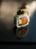 sushi salmão com kiwi foto