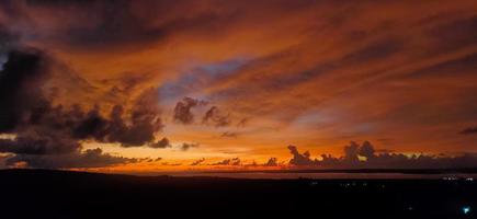céu crepuscular em kupang, indonésia foto