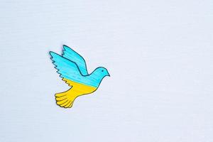 apoio à ucrânia na guerra com a rússia, pomba da paz com bandeira da ucrânia. rezar, sem guerra, parar a guerra e ficar com os conceitos da ucrânia foto