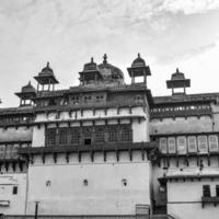 jahangir mahal orchha forte em orchha, madhya pradesh, índia, jahangir mahal ou orchha palace é cidadela e guarnição localizada em orchha madhya pradesh. índia, índia sítio arqueológico preto branco foto