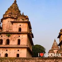 vista matinal de cenotáfios reais chhatris de orchha, madhya pradesh, índia, orchha a cidade perdida da índia, sítios arqueológicos indianos foto