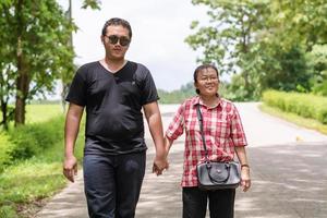 mulher adulta feliz não identificada e homem dando um passeio no parque em dia ensolarado. foto