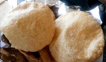 comida indiana gujarati puri ou poori. batata indiana caseira poori ou puri foto