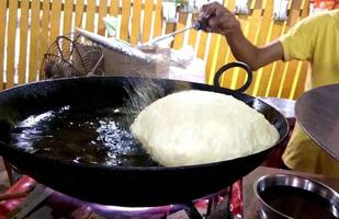 luckynow, índia julho de 2019, fritando e vendendo chole bhature em uma loja de rua foto