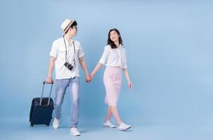 imagem de corpo inteiro de viagens de jovem casal asiático, férias de verão foto