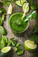 smoothie verde fresco com ingredientes foto