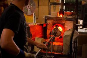 fabricação de vidro de vidraria, processo de formação de um vaso decorativo foto