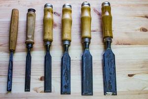 close-up de ferramentas de carpinteiro em cima da mesa no wokshop, ferramentas de marcenaria foto