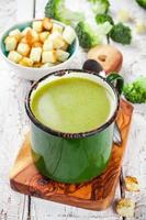 sopa caseira de creme com brócolis e croutons foto