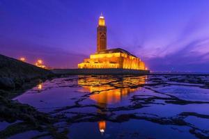 Mesquita hassan ii durante o pôr do sol em casablanca, marrocos