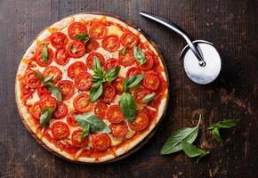 pizza italiana com tomate cereja foto