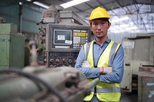 engenheiros de manutenção está trabalhando na frente do reparo automatizado de máquinas cnc em uma lista de verificação de manutenção na linha de produção. foto