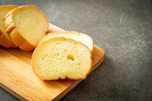 Pão de batata fatiado na tábua de madeira foto