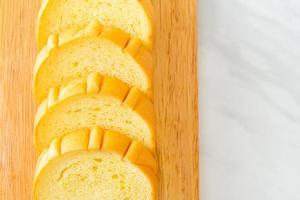 Pão de batata fatiado na tábua de madeira foto