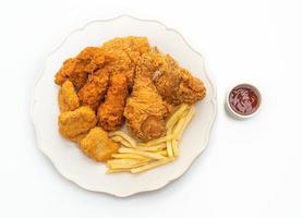 frango frito com batatas fritas e nuggets em backgrpund branco foto