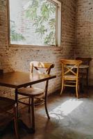 cadeira de madeira vazia e mesa no restaurante foto