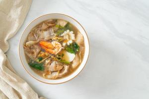 macarrão de arroz com frutos do mar ao molho de molho foto