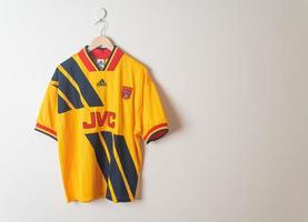 bangkok, tailândia - 18 de janeiro de 2022 - camisa reserva retrô arsenal temporada 1993-1994 foto