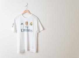 bangkok, tailândia - 18 de janeiro de 2022 - camisa do real madrid camisa titular temporada 2014-2015 foto