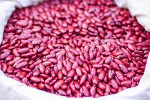 close-up de grãos de feijão vermelho para venda no mercado foto