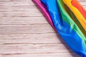 close-up da bandeira lgbt na mesa de madeira foto