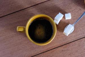 açúcar para café na mesa. foto