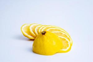 a fatia de limão e limão no fundo branco foto