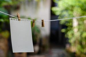 feche o clipe de papel de madeira para pendurar notas. foto