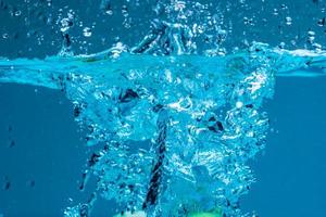 superfície da água azul contra fundo branco foto