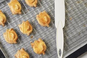 saborosos biscoitos de natal caseiros, biscoitos de castanha de caju recém-assados em forma de boneca na mesa branca foto