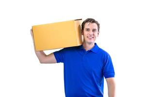 correio jovem feliz no uniforme de camiseta azul com pacote e prancheta em fundo branco foto