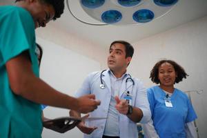 equipe de enfermeira e médico pronta para o dia de trabalho foto