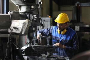 qualidade de habilidades do trabalhador de engenheiro de homens profissionais, manutenção, operário de fábrica da indústria de treinamento, oficina de armazém para operadores de fábrica, produção de equipe de engenharia mecânica. foto