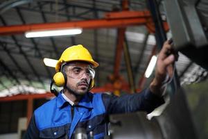 qualidade de habilidades do trabalhador de engenheiro de homens profissionais, manutenção, operário de fábrica da indústria de treinamento, oficina de armazém para operadores de fábrica, produção de equipe de engenharia mecânica. foto