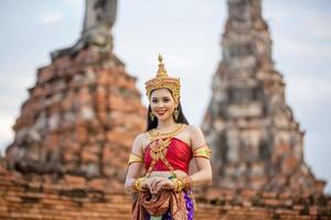 traje tailandês vestido de mulheres bonitas, traje estilo tailandês na tailândia foto