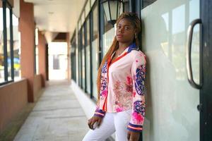 retrato de jovens meninas de pele negra com penteado afro posando ao ar livre. foto