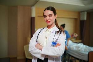 equipe de enfermeira e médico pronta para o dia de trabalho foto