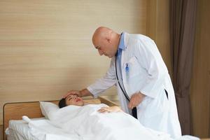 equipe de enfermeira e médico pronta para o dia de trabalho foto