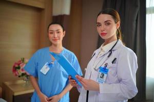 equipe de enfermeira e médico pronta para o dia de trabalho foto