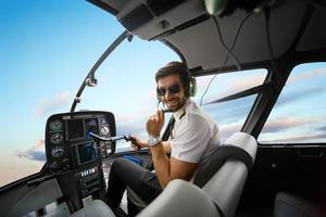 piloto comercial de helicóptero privado foto