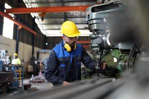 qualidade de habilidades do trabalhador de engenheiro de homens profissionais, manutenção, operário de fábrica da indústria de treinamento, oficina de armazém para operadores de fábrica, produção de equipe de engenharia mecânica. foto