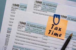formulários de imposto 1040. declaração de imposto de renda individual dos eua em uma mesa com texto no bloco de notas foto