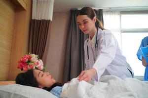 equipe de enfermeira e médico pronta para o dia de trabalho foto