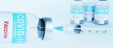 seringa médica com uma agulha e um bollte com vacina. renderização em 3D foto