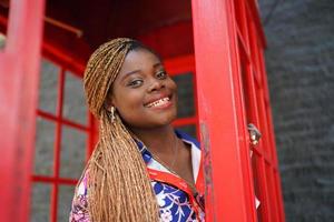 retrato de jovens meninas de pele negra com penteado afro posando ao ar livre. foto