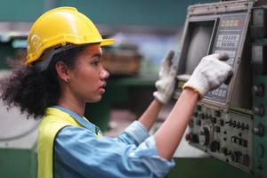 engenheiras de manutenção femininas estão trabalhando em frente ao reparo automatizado de máquinas cnc em uma lista de verificação de manutenção na linha de produção. foto